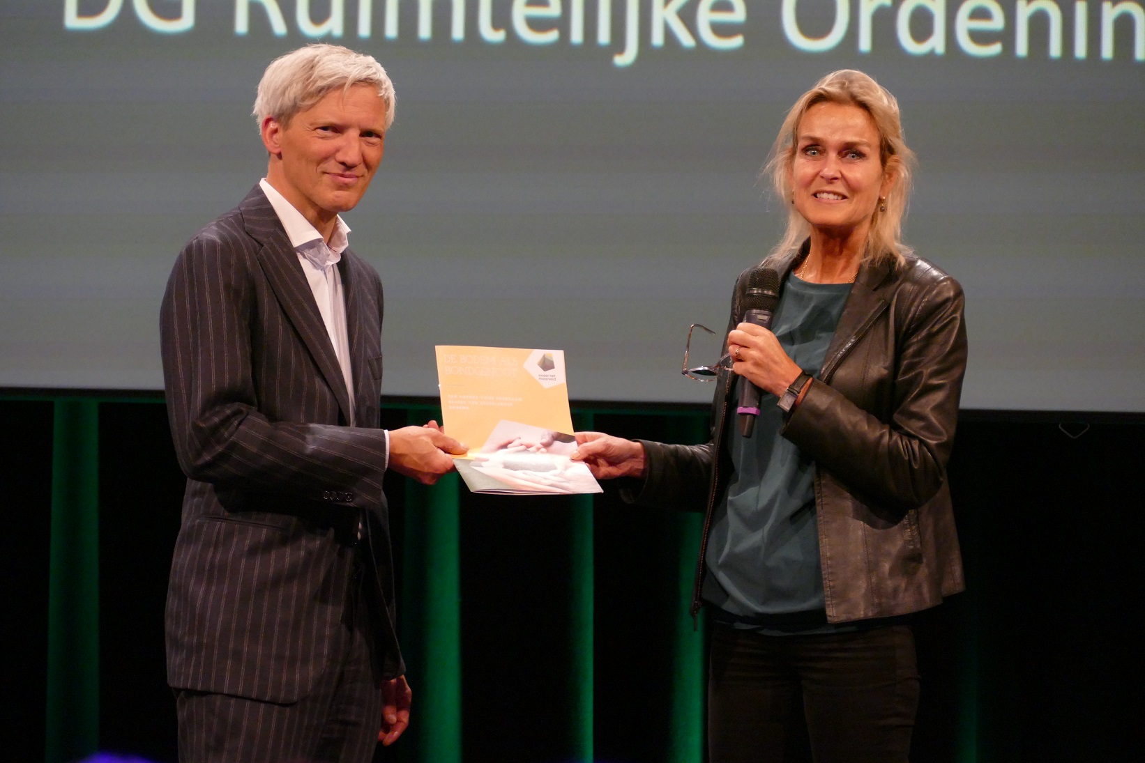 Barbara Baarsma overhandigt de Nationale Bodemagenda aan Erik Jan van Kempen LR